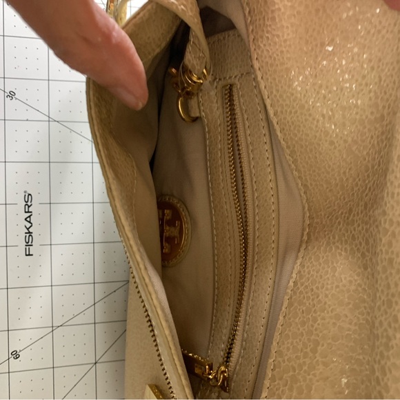 NWOT Tory Burch Beige Shoulder Bag with Gold Chain - Picture 9 of 12